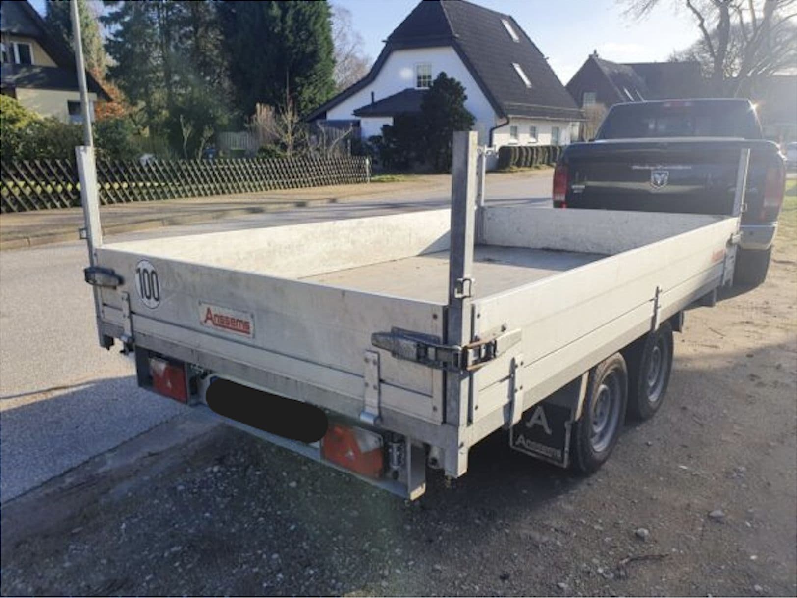 Pritschenanhänger bei der Begutachtung am Straßenrand