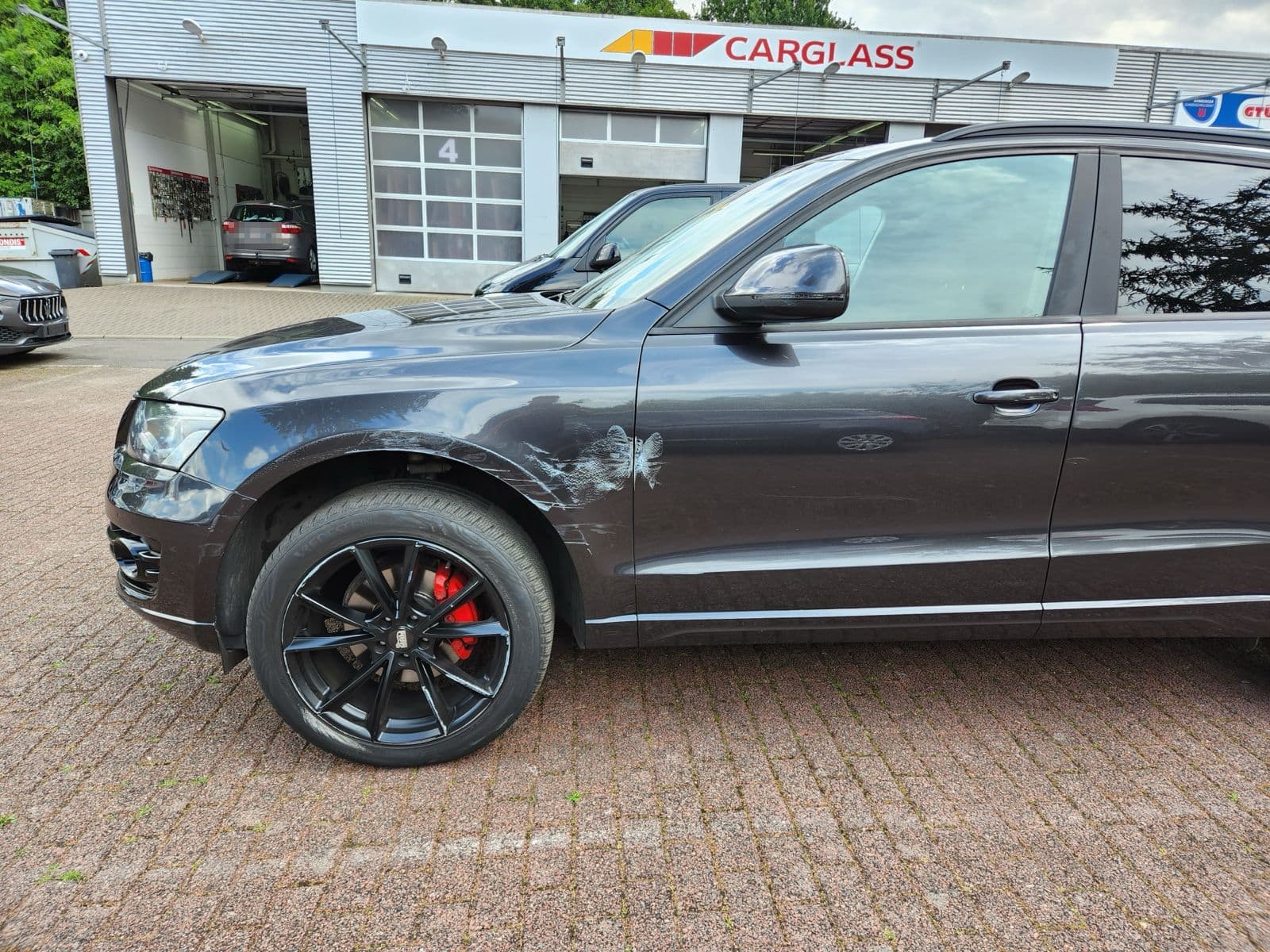 Beschädigter SUV vor einer Werkstatt in Hamburg