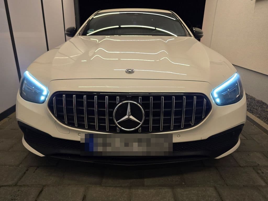 Mercedes AMG von vorn, Aufnahme für die Fahrzeugbewertung