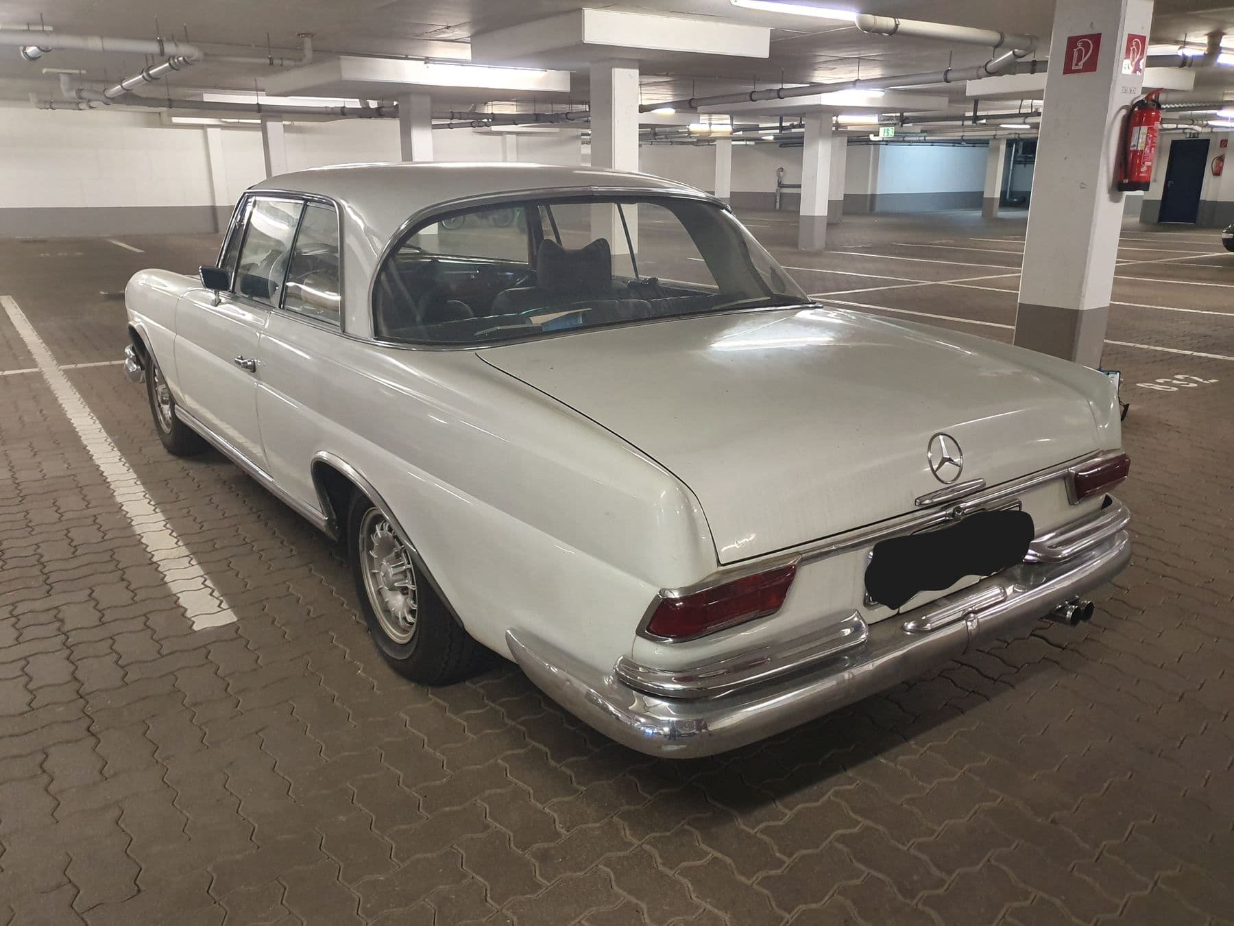 Heckansicht desselben Mercedes-Oldtimer-Coupés