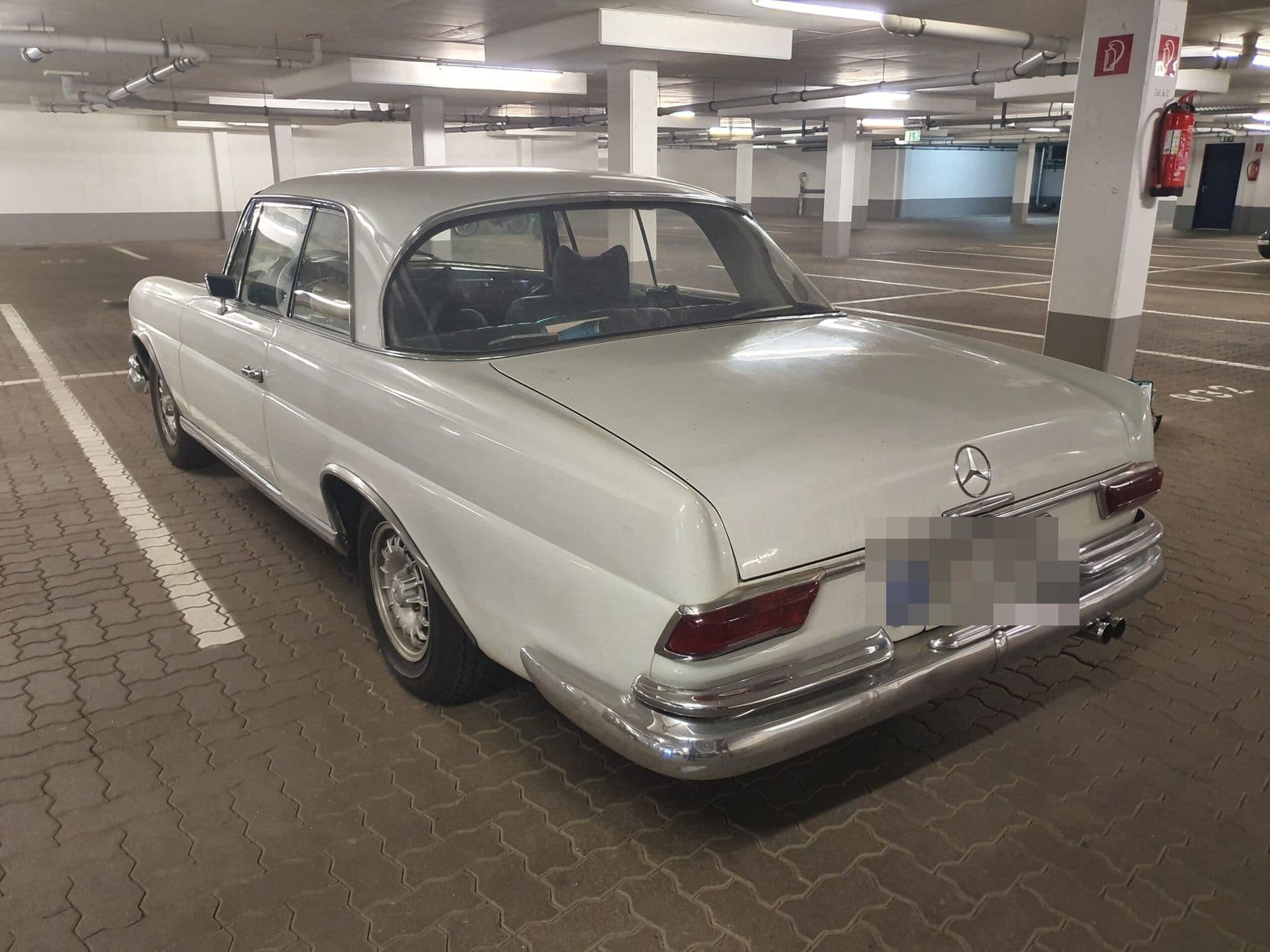 Mercedes-Oldtimer-Coupé mit H-Kennzeichen in einer Tiefgarage
