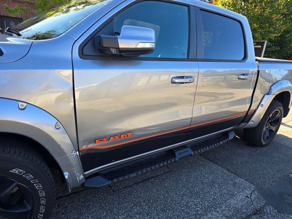 Pick-up mit Schaden an Tür, Schweller und Trittbrett